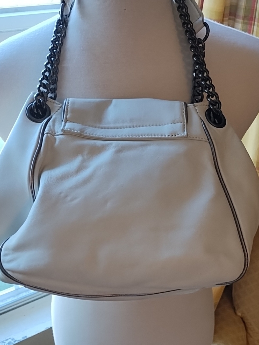 Betsy Johnson white leather shoulder bag with metal bow closure - Picture 6 of 10